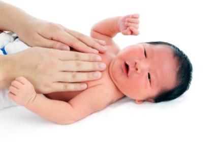 Några tips om vad man ska göra om magen har ont i det nyfödda