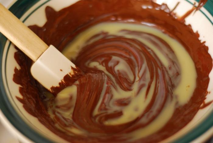 Hur man gör en kräm med smör och kondenserad mjölk med kakaopulver