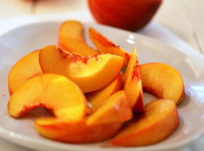 Skada och nytta av persikor: äta eller inte?