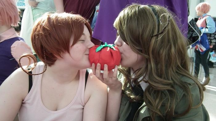 Hur man lär sig att kyssa på tomater? Det första steget till en levande person